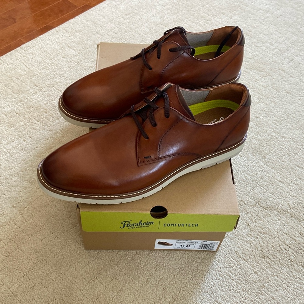 Men’s Florsheim comfortech dress shoes.  NWOT size 11.  Brown and white.